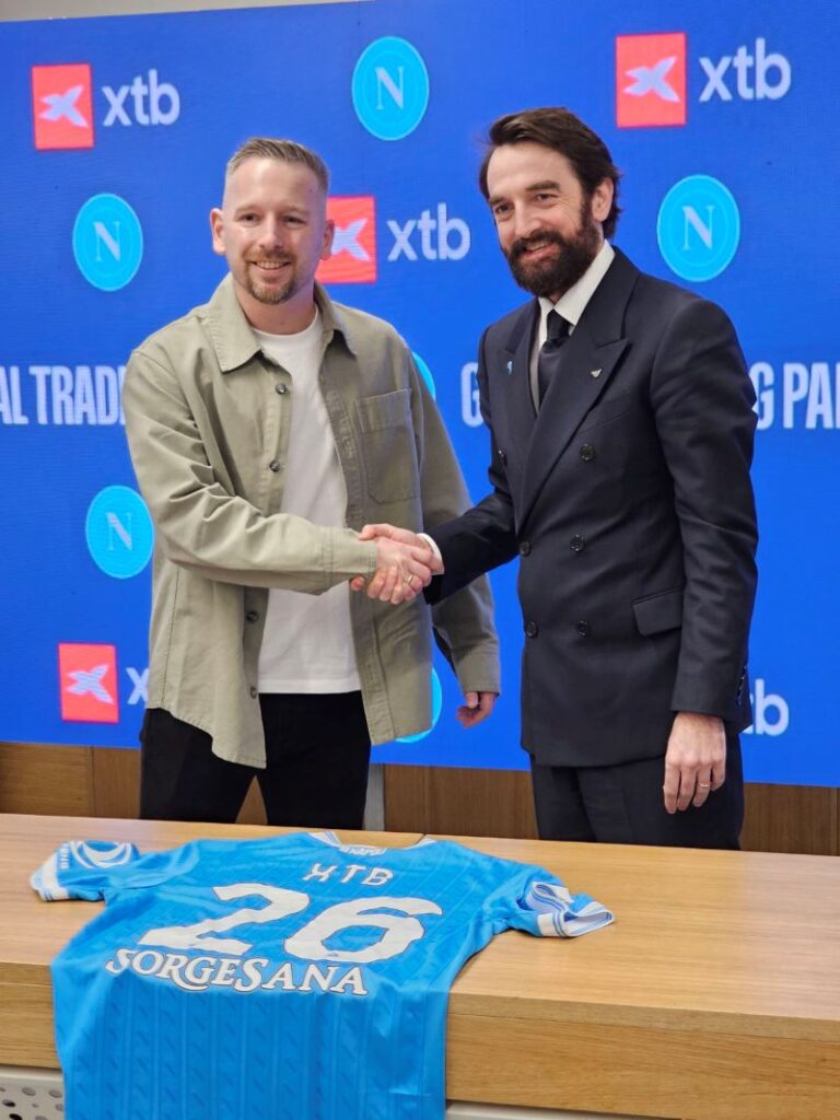 XTB intră în liga mare a cluburilor de fotbal: parteneriat cu SSC Napoli pentru promovarea educației financiare
