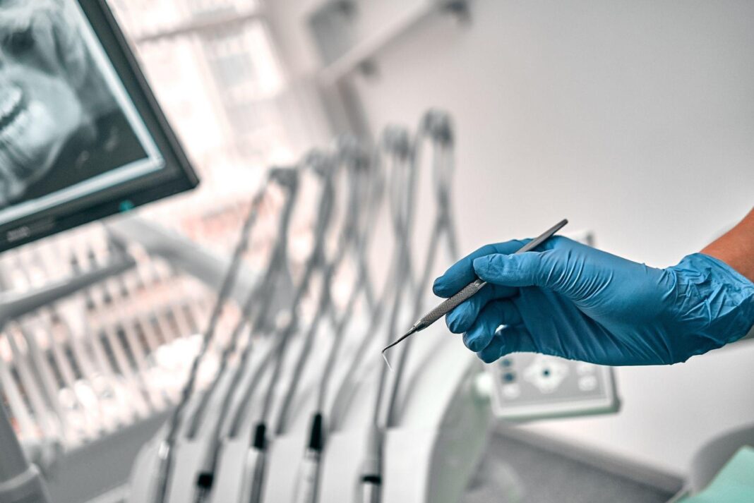 Reabilitarea Orală Totală: O Analiză a Soluțiilor Moderne