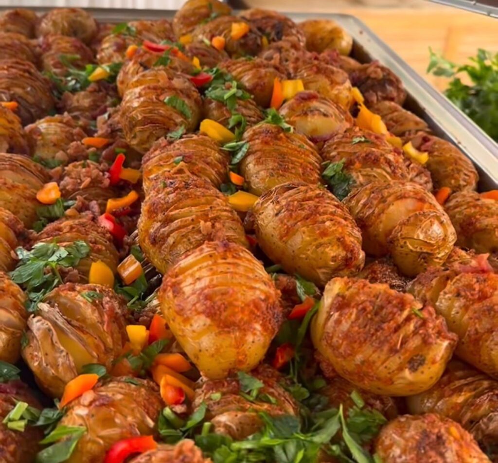 Cartofi Hasselback la cuptor – crocanți la exterior, fragezi la interior
