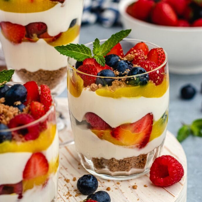Cheesecake la pahar cu fructe de sezon și crumble cu unt – un desert rafinat, fără coacere