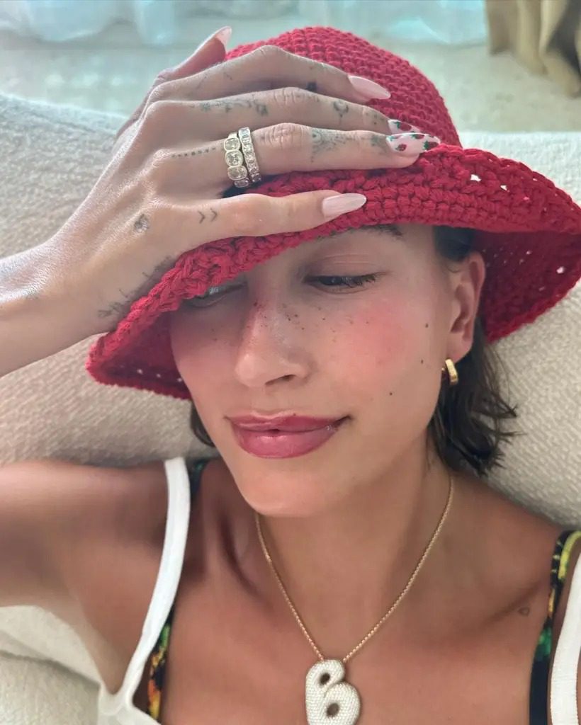 Accesoriul de păr pe care îl purtam în anii ’90 revine în modă. Hailey Bieber l-a transformat din nou într-un obiect dorit