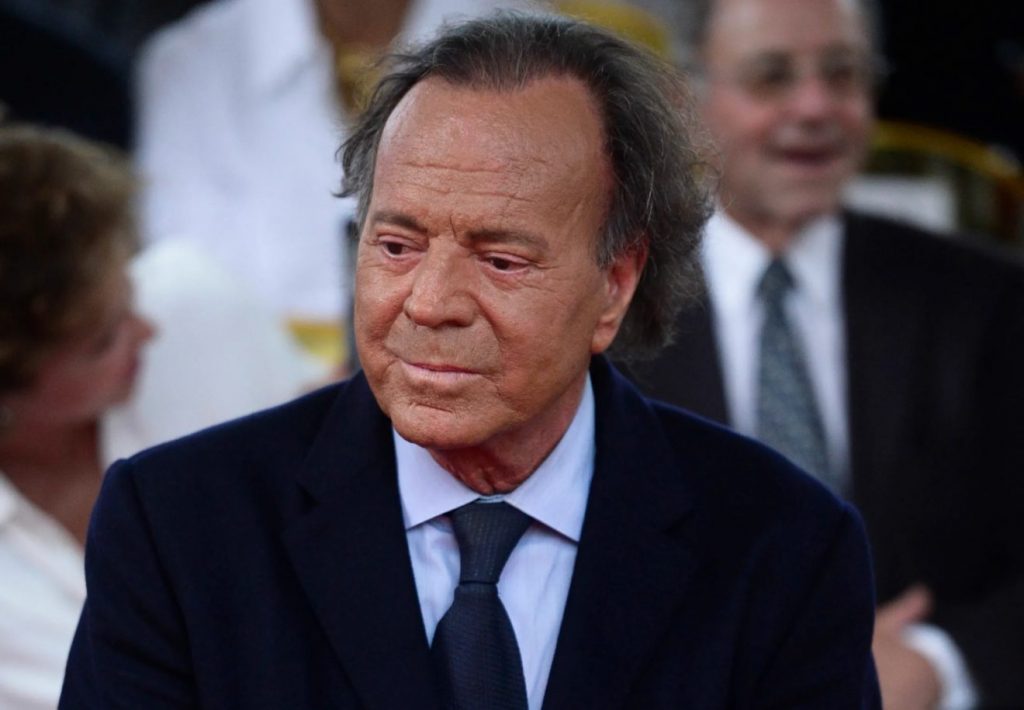 Legendarul Julio Iglesias este acuzat de agresiune sexuală: Cine sunt cele care îl acuză