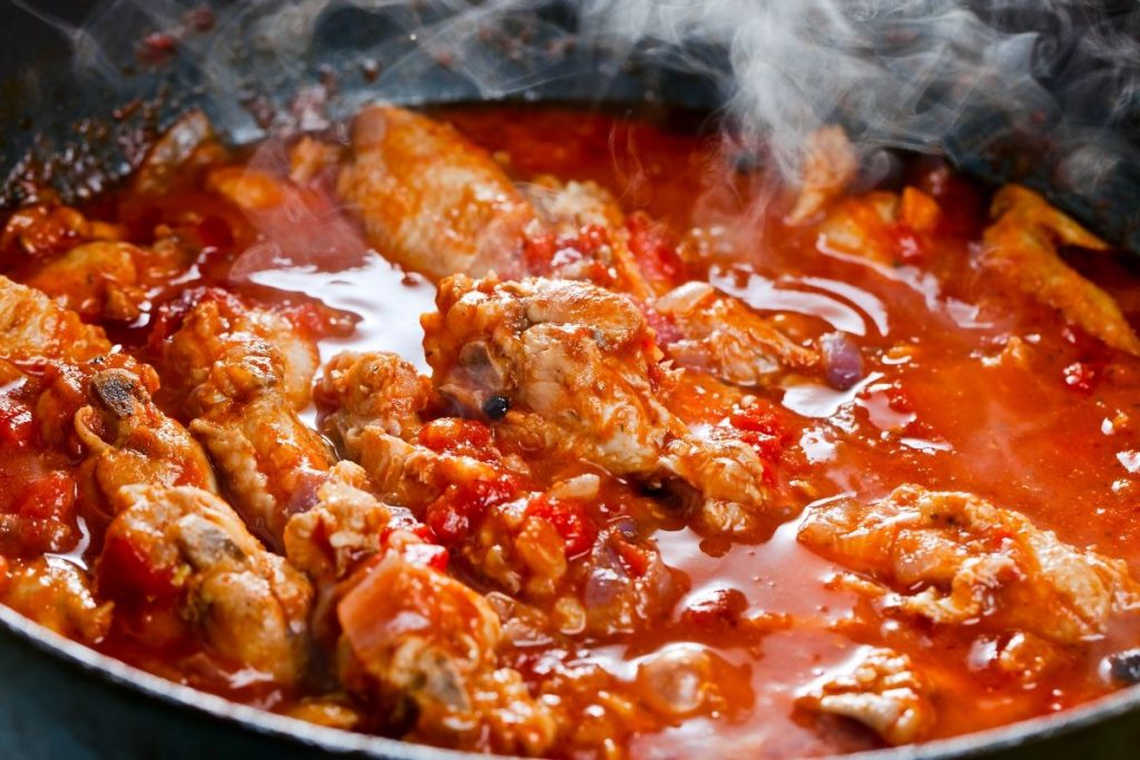 Tocăniță de pui cu legume de sezon – o rețetă sănătoasă și ușor de preparat