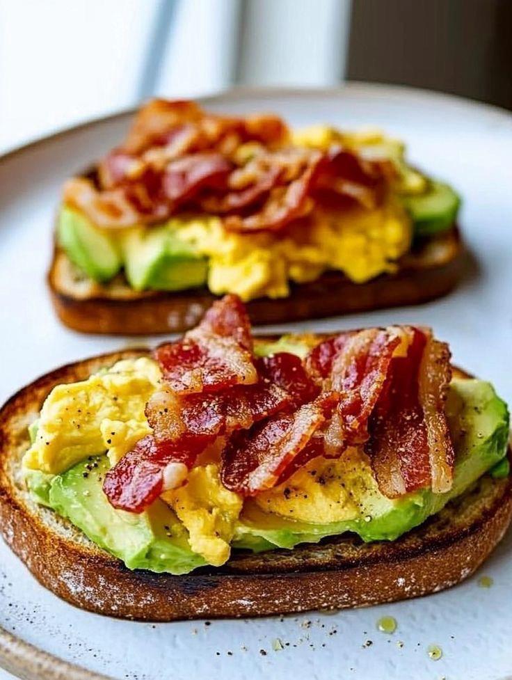 Toast cu avocado, ou și bacon crocant