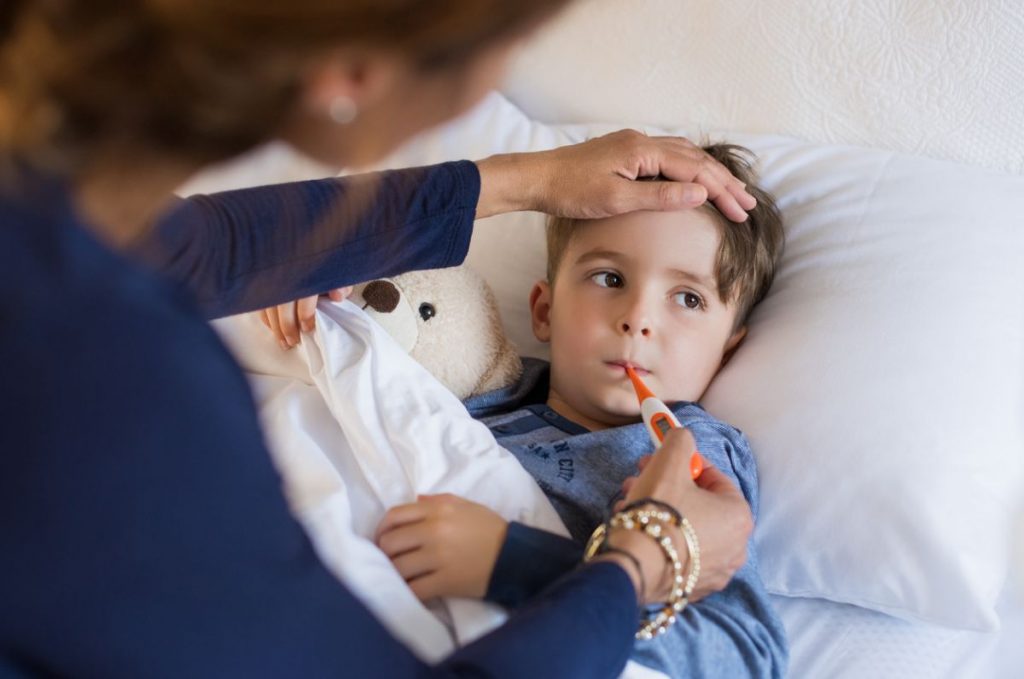 Copilul are febră? Când este nevoie de UPU și când poți aștepta, potrivit unui pediatru de la „Marie Curie”