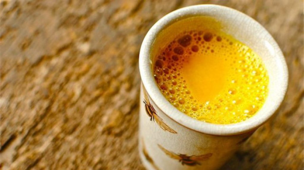 ”Laptele auriu”: Băutura de care ai nevoie în această iarnă – Aduce beneficii inimii, digestiei și somnului