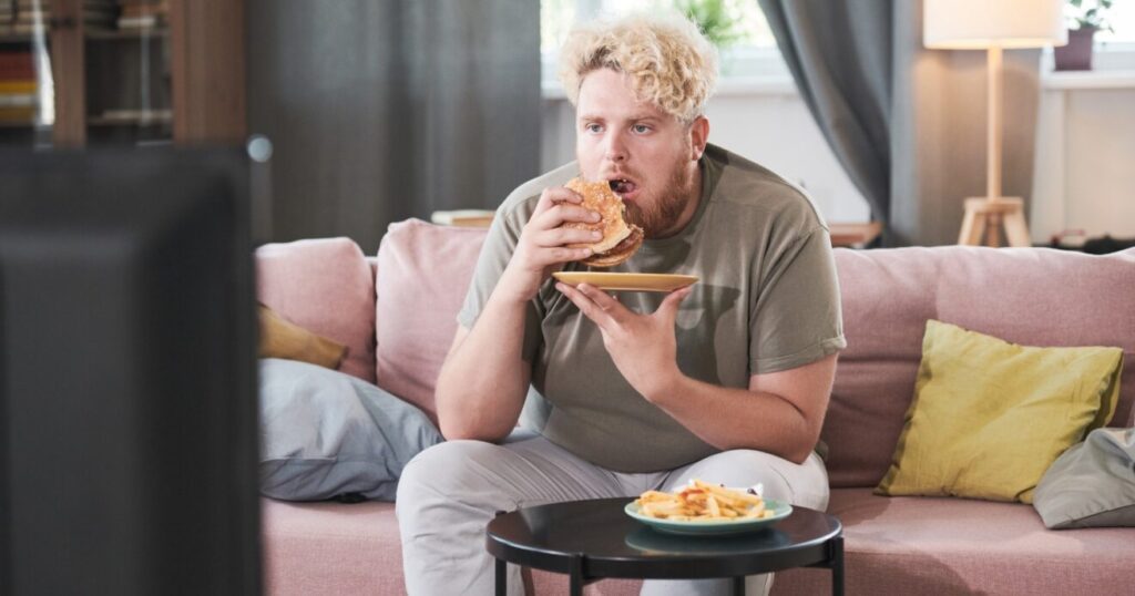 De ce nu e bine să mănânci și să te uiți la televizor în același timp – Ce spun medicii