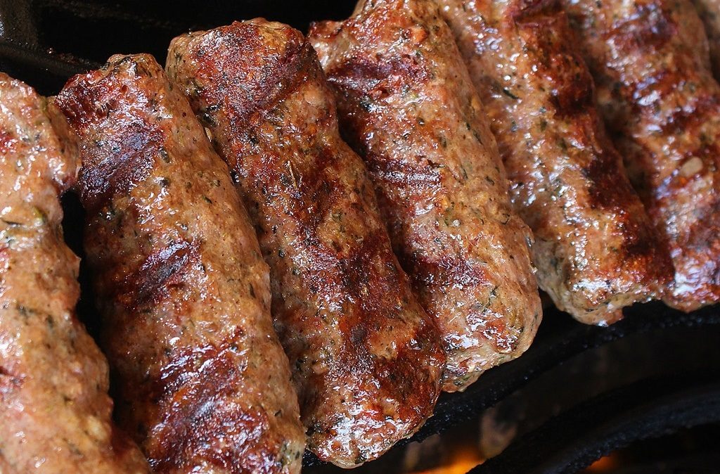 Mici de casă – rețeta suculentă care aduce gustul autentic românesc la grătar
