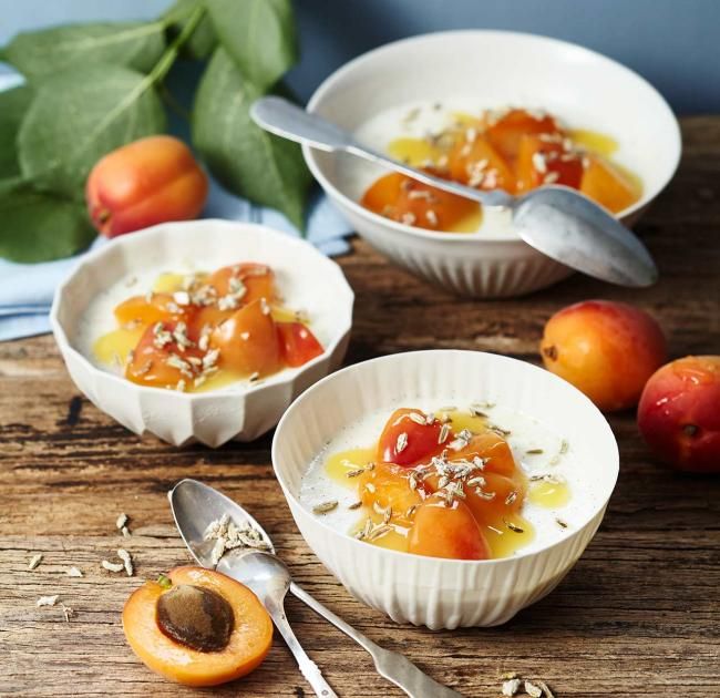Parfait cu caise caramelizate – desertul fin care transformă fructele verii într-o experiență rafinată