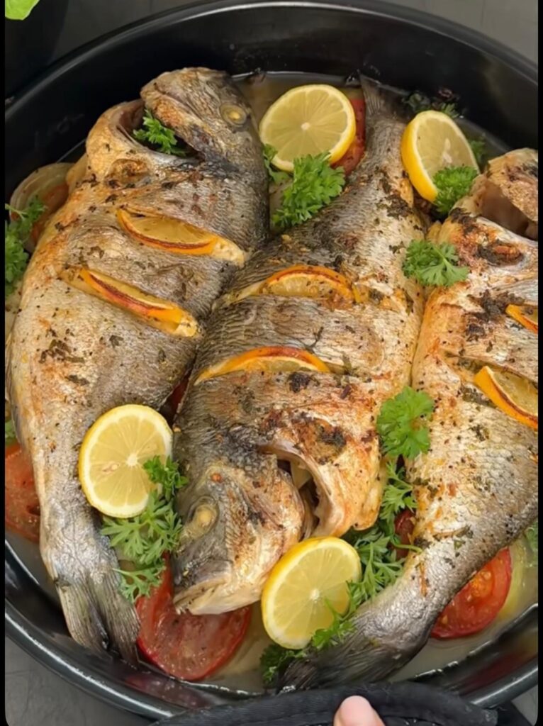 Doradă la cuptor cu lămâie, roșii și ierburi aromatice