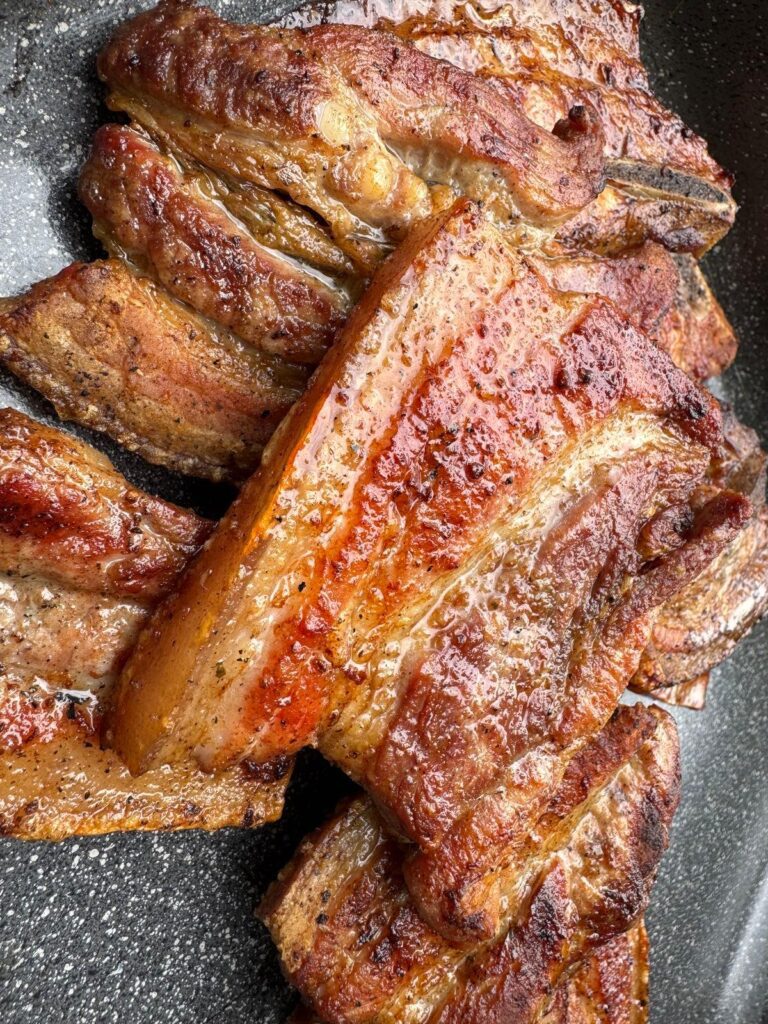 Piept de porc rumenit la cuptor – fraged la interior și crocant la exterior