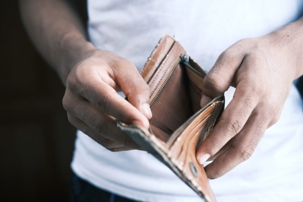 Muncești mult, dar banii tot dispar? 7 obiceiuri care îți golesc portofelul fără să-ți dai seama