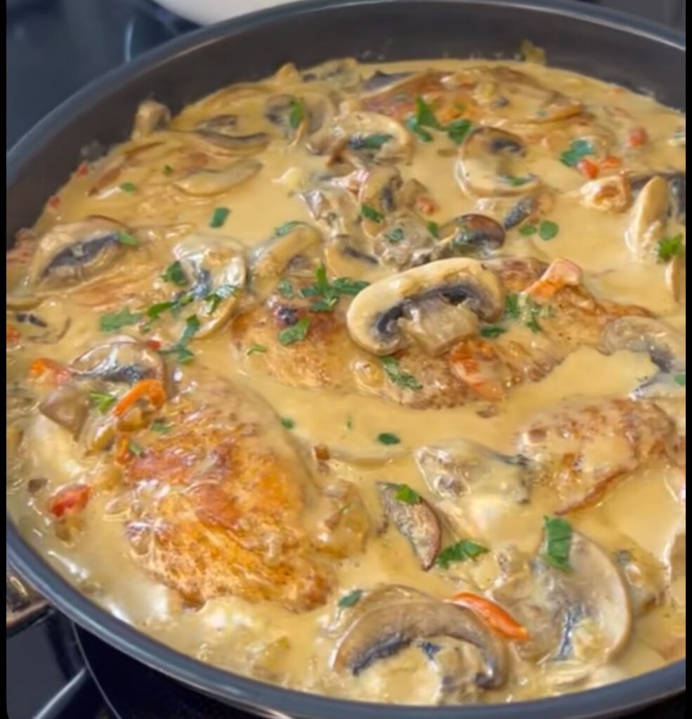 Pui în sos cremos cu ciuperci – rețetă simplă, ca la restaurant