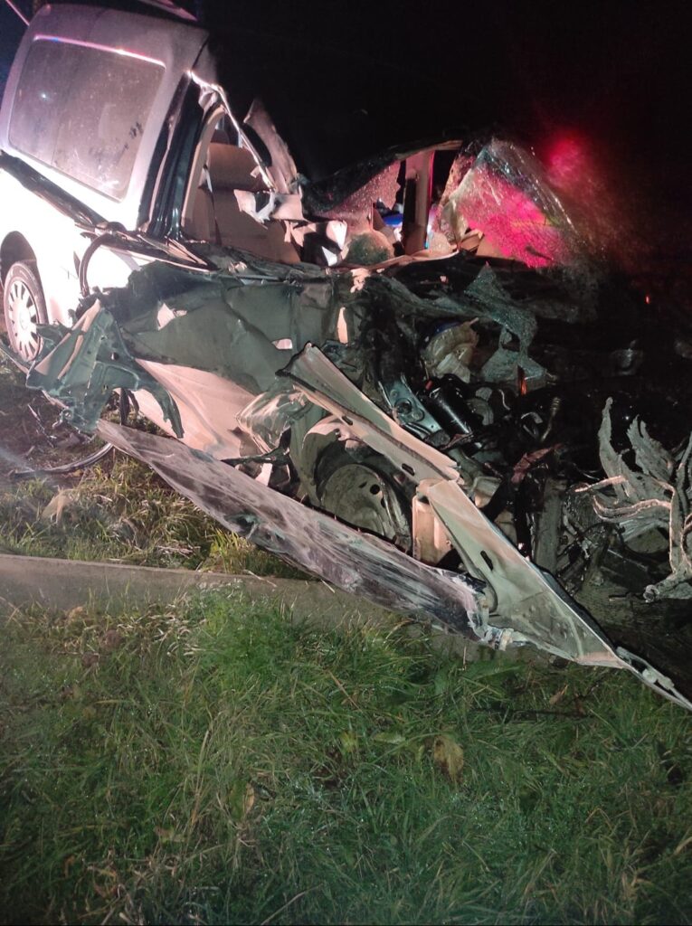 O mașină a fost lovită de tren, la Verești. Șoferul a ignorat semnalele acustice și luminoase care erau în funcțiune