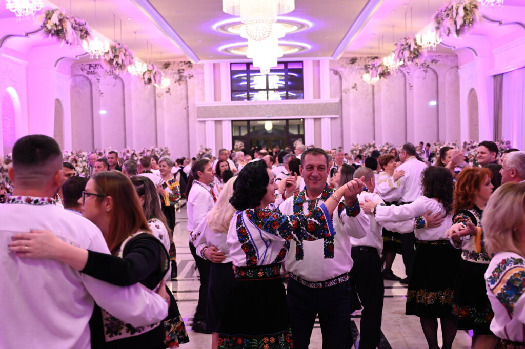 Peste 600 de localnici din Șcheia au participat la Balul Gospodarilor de Sfântul Nicolae: „Ne-am adunat în număr mare să continuăm tradiția din comuna Șcheia”