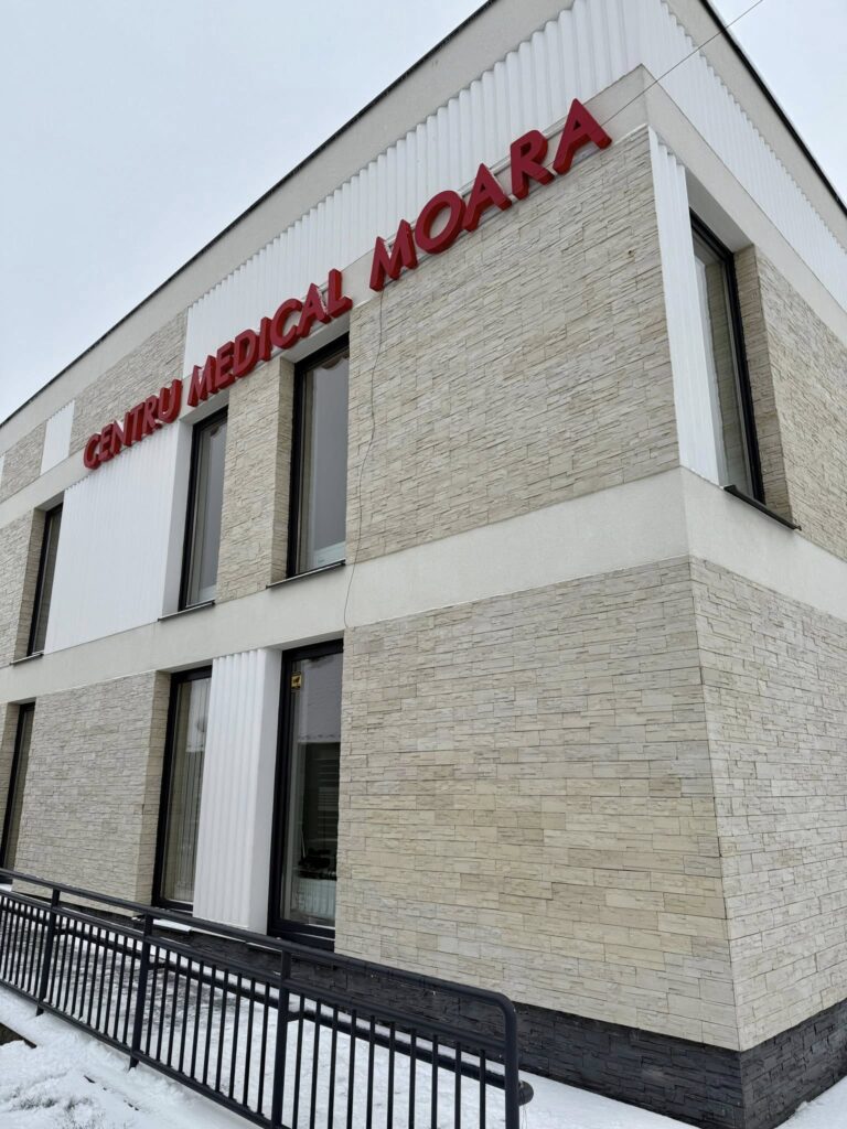 Centrul Medical Moara își deschide porțile, oferind cetățenilor acces la servicii medicale moderne: „Ne-am dorit ca locuitorii comunei să aibă acces la servicii medicale de bază, aproape de casă, în condiții moderne și sigure”