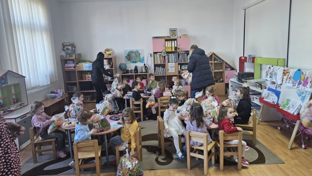 Primarul Neculai Miron și administrația locală din Bosanci au oferit cadouri celor aproximativ 700 de elevi și preșcolari din comună, în prag de sărbători: „Ne dorim ca fiecare copil din Bosanci să simtă că este important, că este apreciat și că administrația locală este aproape de el”