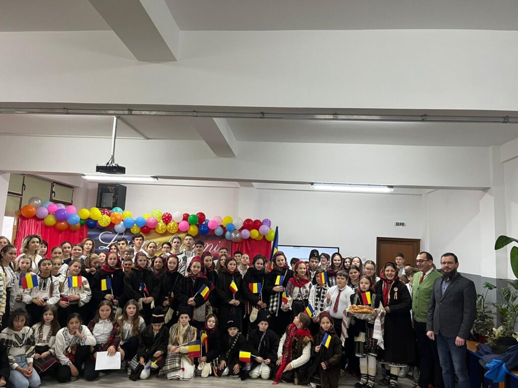Ziua Bucovinei și Ziua Națională a României au fost marcate în cadrul unui eveniment deosebit organizat la Școala Gimnazială Vatra Moldoviței: „Sărbătorim cu respect trecutul, ne bucurăm de prezent și privim cu încredere spre viitor”